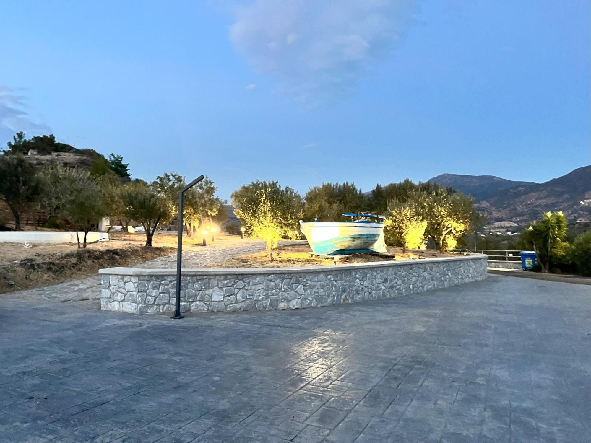Hotel Defkalion Петра Екстер'єр фото